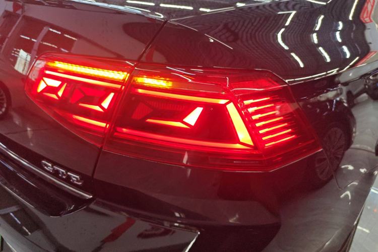 Used Volkswagen Magotan GTE Plug-in Hybrid 2020 GTE Luxury Model Right Rear Taillight