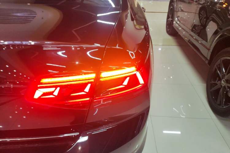 Used Volkswagen Magotan GTE Plug-in Hybrid 2020 GTE Luxury Model Right Rear Taillight
