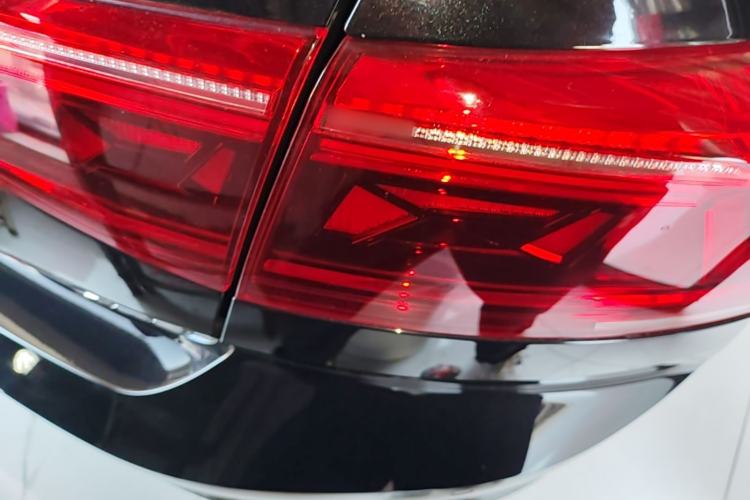 Used Volkswagen Magotan GTE Plug-in Hybrid 2020 GTE Prestige Model Right Rear Taillight