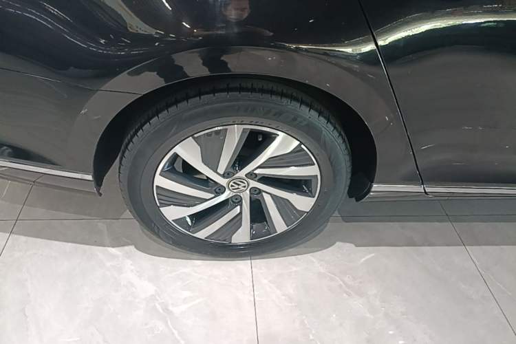 Used Volkswagen Magotan GTE Plug-in Hybrid 2020 GTE Luxury Model Right Rear Wheel Hub