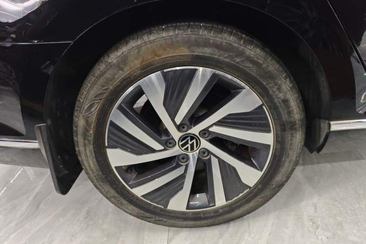 Used Volkswagen Magotan GTE Plug-in Hybrid 2020 GTE Luxury Model Right Rear Wheel Hub