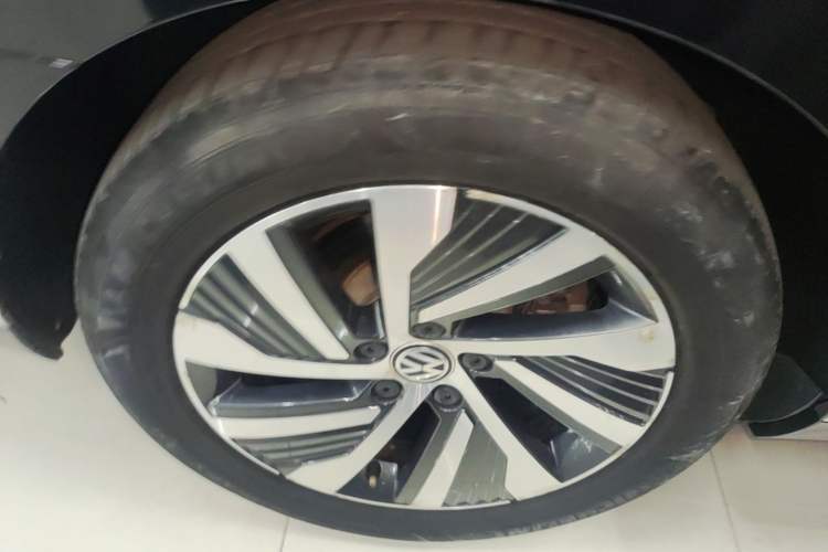 Used Volkswagen Magotan GTE Plug-in Hybrid 2020 GTE Luxury Model Right Rear Wheel Hub