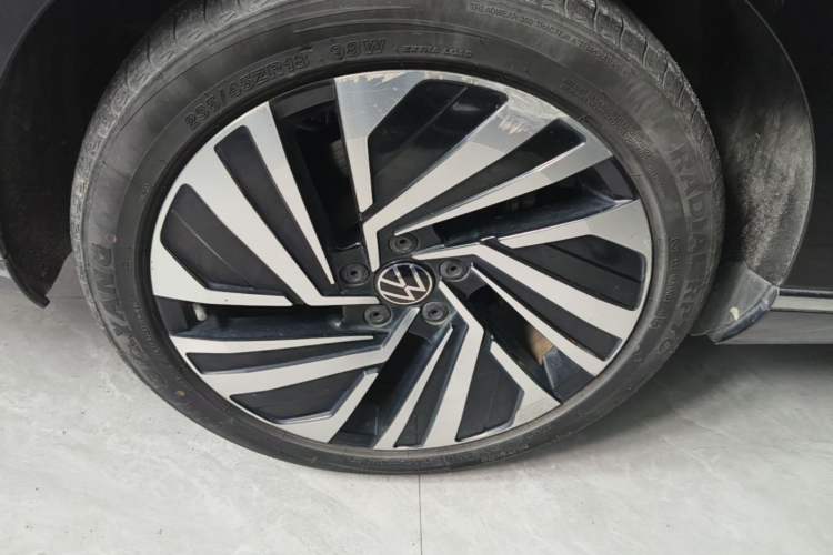 Used Volkswagen Magotan GTE Plug-in Hybrid 2020 GTE Prestige Model Right Rear Wheel Hub