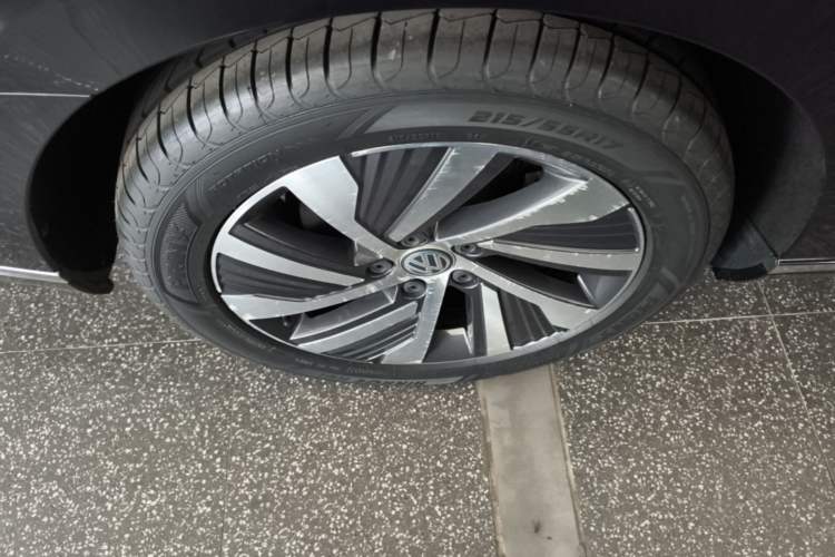 Used Volkswagen Magotan GTE Plug-in Hybrid 2020 GTE Luxury Model Right Rear Wheel Hub