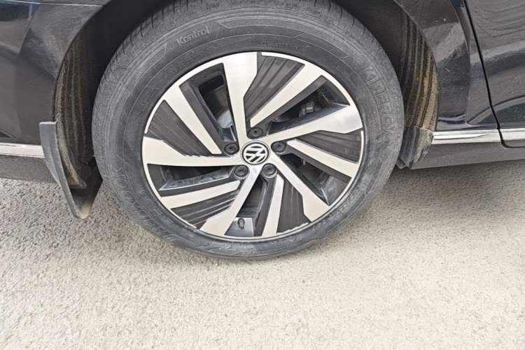 Used Volkswagen Magotan GTE Plug-in Hybrid 2020 GTE Luxury Model Right Rear Wheel Hub