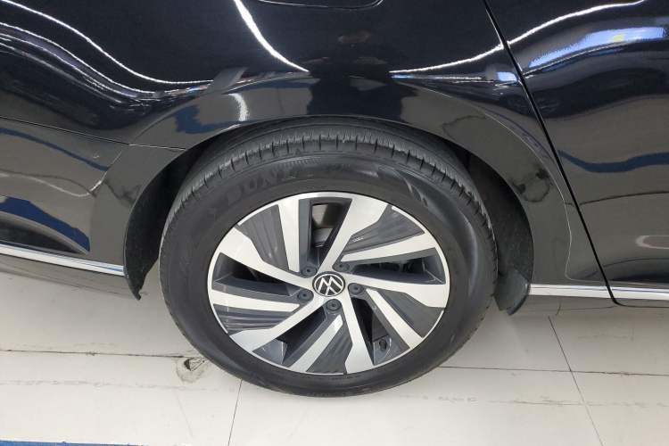 Used Volkswagen Magotan GTE Plug-in Hybrid 2020 GTE Luxury Model Right Rear Wheel Hub