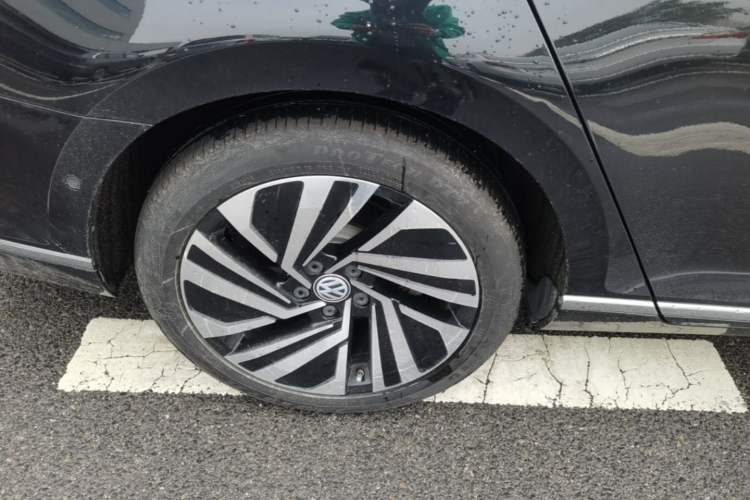 Used Volkswagen Magotan GTE Plug-in Hybrid 2020 GTE Prestige Model Right Rear Wheel Hub