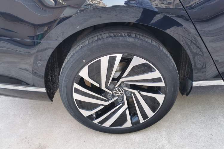 Used Volkswagen Magotan GTE Plug-in Hybrid 2020 GTE Prestige Model Right Rear Wheel Hub