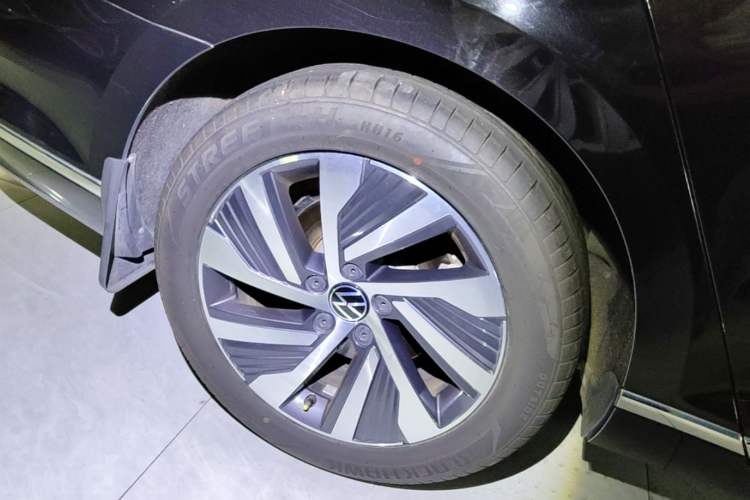 Used Volkswagen Magotan GTE Plug-in Hybrid 2020 GTE Prestige Model Right Rear Wheel Hub