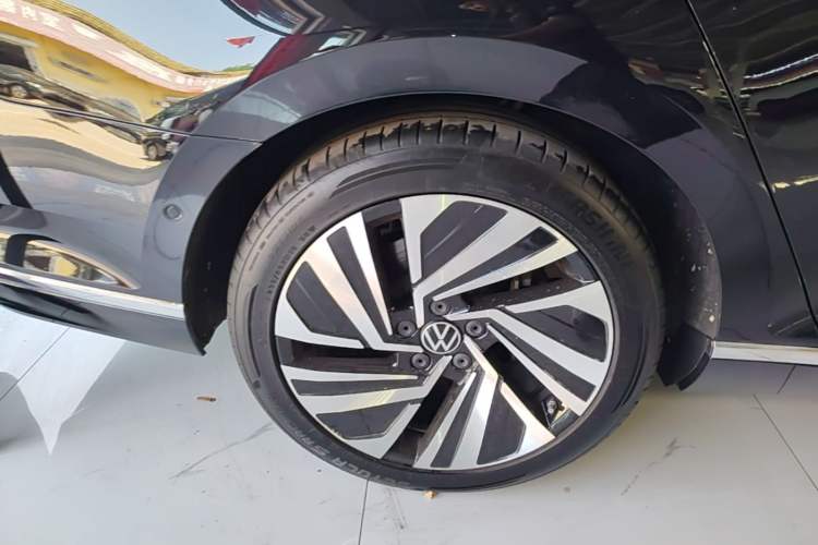 Used Volkswagen Magotan GTE Plug-in Hybrid 2020 GTE Prestige Model Right Rear Wheel Hub
