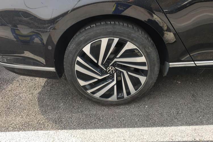 Used Volkswagen Magotan GTE Plug-in Hybrid 2020 GTE Prestige Model Right Rear Wheel Hub