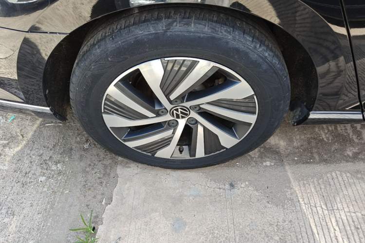 Used Volkswagen Magotan GTE Plug-in Hybrid 2020 GTE Luxury Model Right Rear Wheel Hub