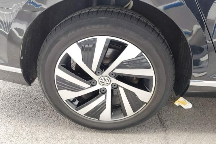 Used Volkswagen Magotan GTE Plug-in Hybrid 2020 GTE Luxury Model Right Rear Wheel Hub