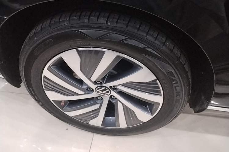 Used Volkswagen Magotan GTE Plug-in Hybrid 2020 GTE Luxury Model Right Rear Wheel Hub