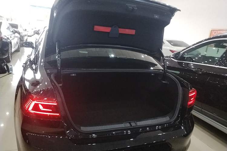 Used Volkswagen Magotan GTE Plug-in Hybrid 2020 GTE Luxury Model Trunk