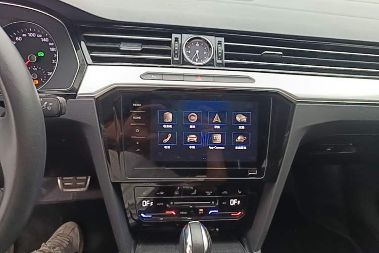 Used Volkswagen Magotan GTE Plug-in Hybrid 2020 GTE Luxury Model Audio And AC Panel