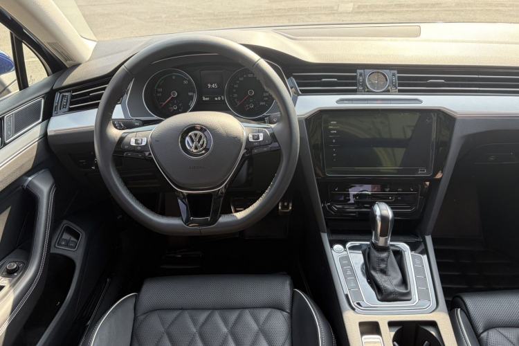 Used Volkswagen Magotan GTE Plug-in Hybrid 2020 GTE Luxury Model Audio And AC Panel