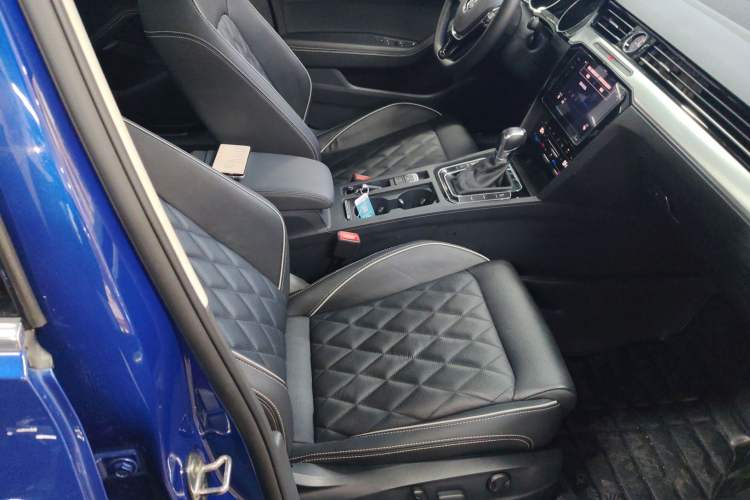 Used Volkswagen Magotan GTE Plug-in Hybrid 2020 GTE Luxury Model Right Front Seat