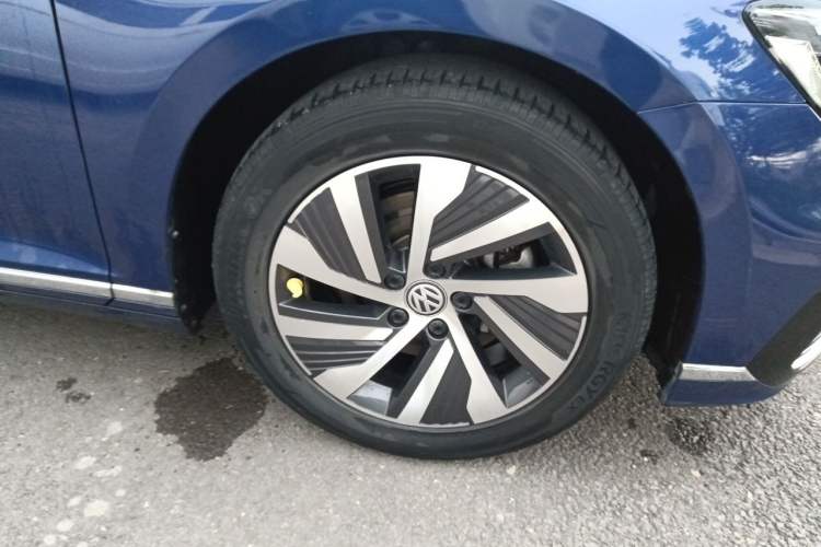Used Volkswagen Magotan GTE Plug-in Hybrid 2020 GTE Luxury Model Right Front Wheel Hub