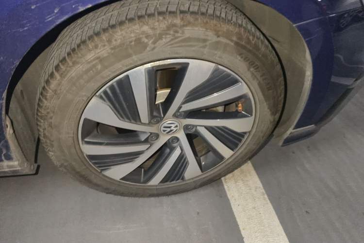 Used Volkswagen Magotan GTE Plug-in Hybrid 2020 GTE Luxury Model Right Front Wheel Hub
