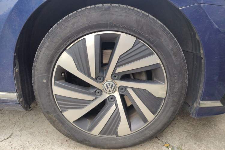 Used Volkswagen Magotan GTE Plug-in Hybrid 2020 GTE Luxury Model Right Front Wheel Hub