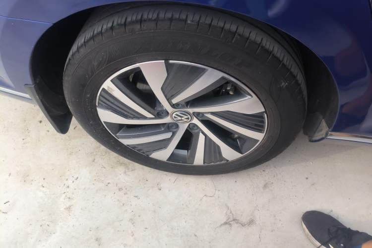 Used Volkswagen Magotan GTE Plug-in Hybrid 2020 GTE Luxury Model Right Rear Wheel Hub