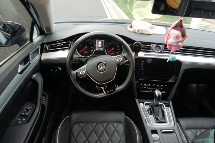 Used Volkswagen Magotan GTE Plug-in Hybrid 2020 GTE Luxury Model Steering Wheel