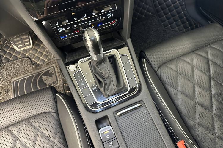 Used Volkswagen Magotan GTE Plug-in Hybrid 2020 GTE Luxury Model Interior 3