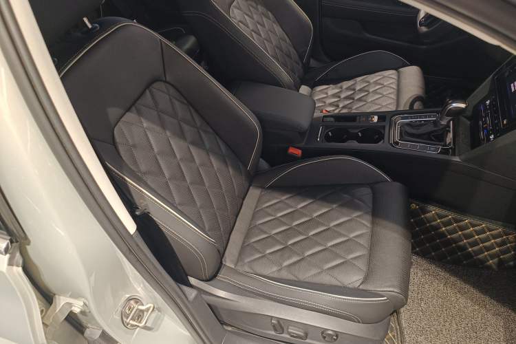 Used Volkswagen Magotan GTE Plug-in Hybrid 2020 GTE Luxury Model Right Front Seat