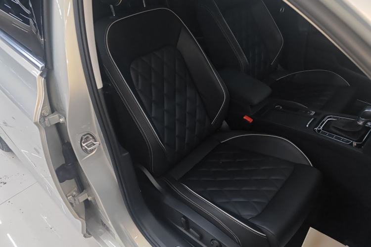 Used Volkswagen Magotan GTE Plug-in Hybrid 2020 GTE Luxury Model Right Front Seat
