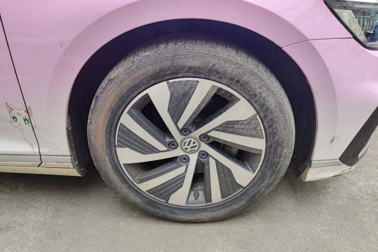 Used Volkswagen Magotan GTE Plug-in Hybrid 2020 GTE Luxury Model Right Front Wheel Hub