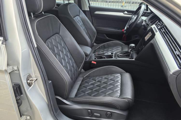 Used Volkswagen Magotan GTE Plug-in Hybrid 2020 GTE Luxury Model Interior 3