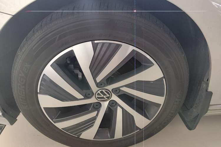 Used Volkswagen Magotan GTE Plug-in Hybrid 2020 GTE Luxury Model Left Front Wheel Hub