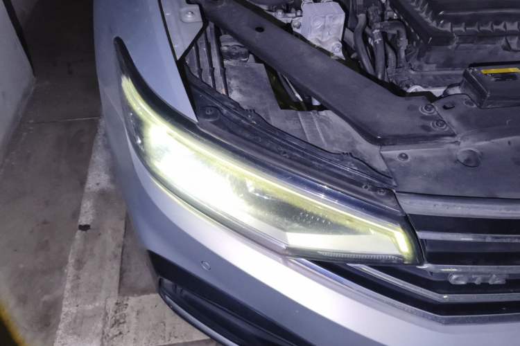 Used Volkswagen Magotan GTE Plug-in Hybrid 2020 GTE Luxury Model Right Front Headlight