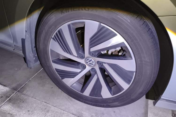 Used Volkswagen Magotan GTE Plug-in Hybrid 2020 GTE Luxury Model Right Front Wheel Hub