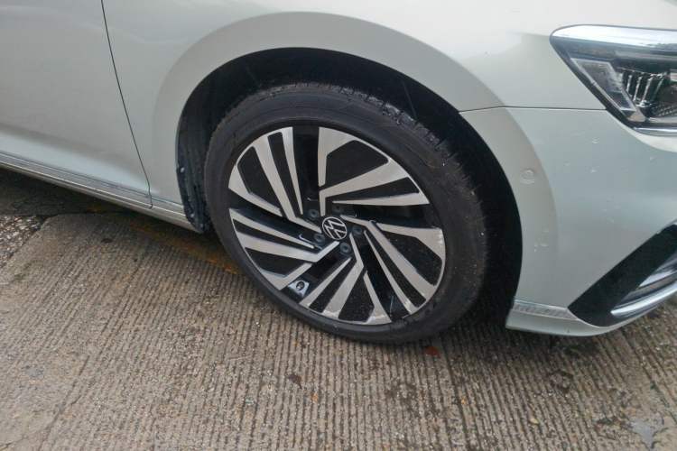 Used Volkswagen Magotan GTE Plug-in Hybrid 2020 GTE Prestige Model Right Front Wheel Hub