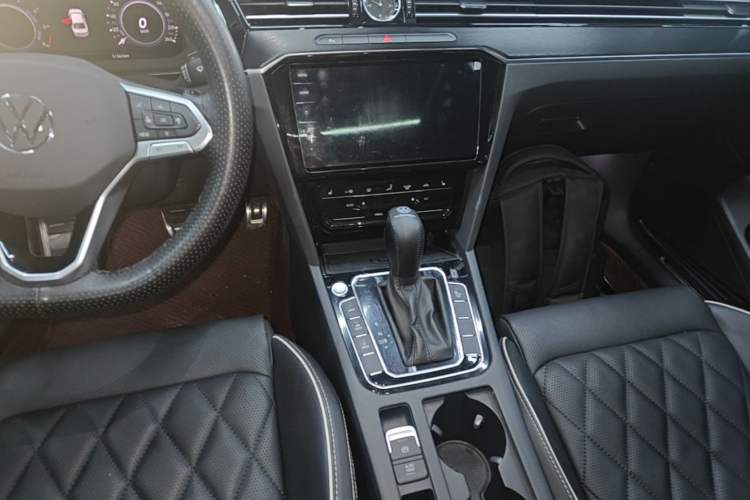 Used Volkswagen Magotan GTE Plug-in Hybrid 2022 GTE Luxury Model Audio And AC Panel