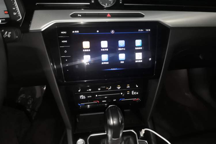 Used Volkswagen Magotan GTE Plug-in Hybrid 2022 GTE Luxury Model Audio And AC Panel