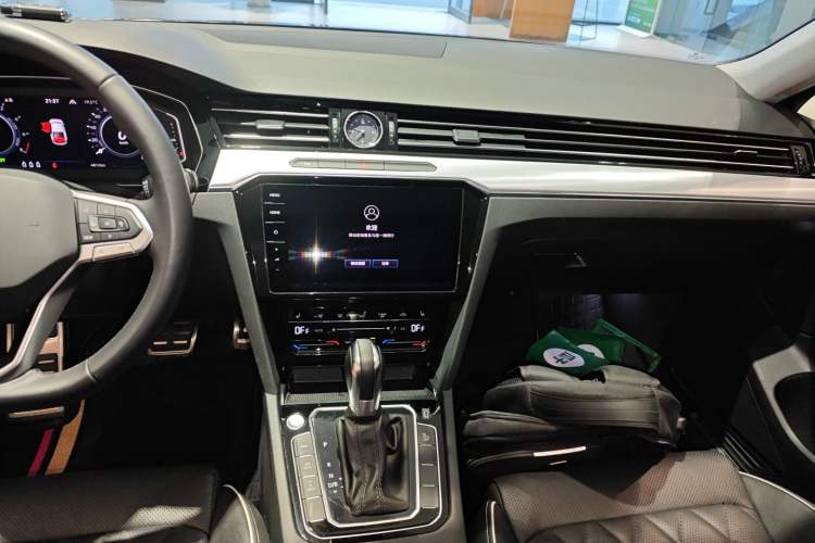Used Volkswagen Magotan GTE Plug-in Hybrid 2022 GTE Luxury Model Audio And AC Panel
