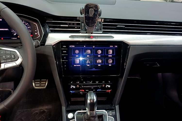 Used Volkswagen Magotan GTE Plug-in Hybrid 2022 GTE Luxury Model Audio And AC Panel