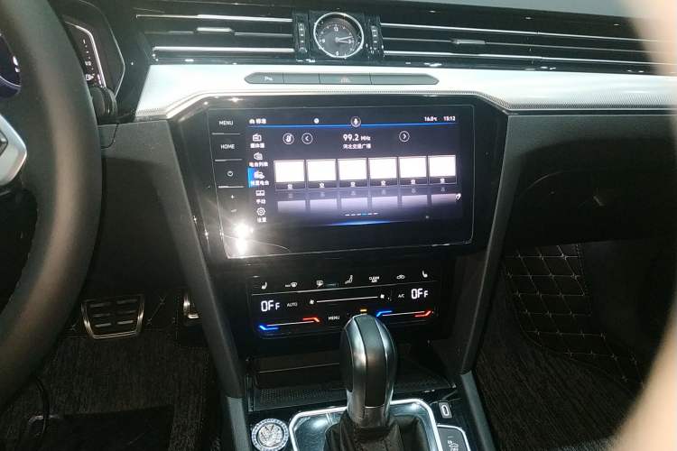 Used Volkswagen Magotan GTE Plug-in Hybrid 2022 GTE Luxury Model Audio And AC Panel
