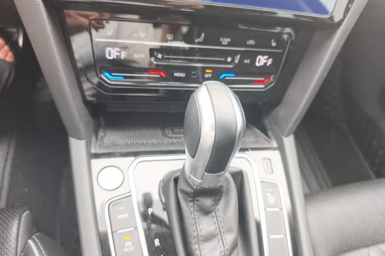 Used Volkswagen Magotan GTE Plug-in Hybrid 2022 GTE Luxury Model Audio And AC Panel