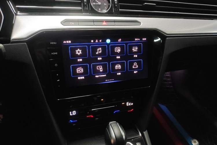 Used Volkswagen Magotan GTE Plug-in Hybrid 2022 GTE Luxury Model Audio And AC Panel