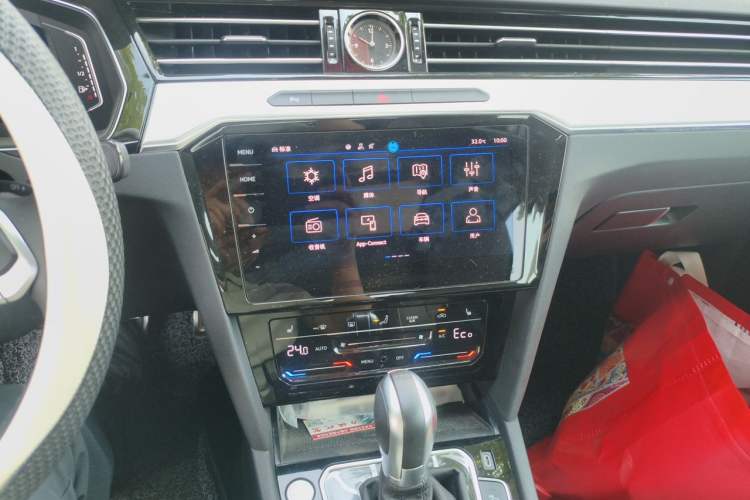 Used Volkswagen Magotan GTE Plug-in Hybrid 2022 GTE Luxury Model Audio And AC Panel