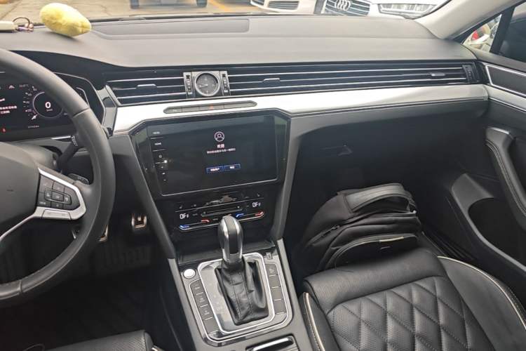 Used Volkswagen Magotan GTE Plug-in Hybrid 2022 GTE Luxury Model Audio And AC Panel