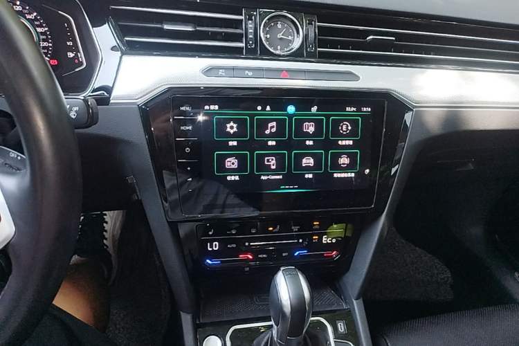 Used Volkswagen Magotan GTE Plug-in Hybrid 2022 GTE Prestige Model Audio And AC Panel