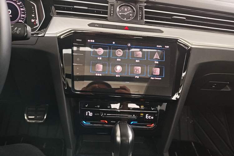 Used Volkswagen Magotan GTE Plug-in Hybrid 2022 GTE Luxury Model Audio And AC Panel
