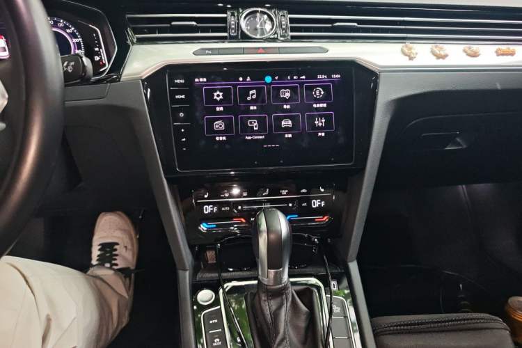 Used Volkswagen Magotan GTE Plug-in Hybrid 2022 GTE Luxury Model Audio And AC Panel