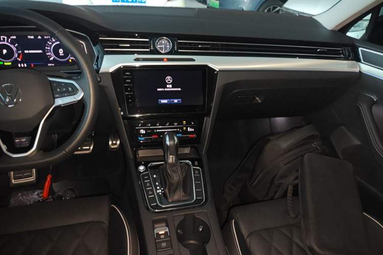 Used Volkswagen Magotan GTE Plug-in Hybrid 2022 GTE Luxury Model Audio And AC Panel