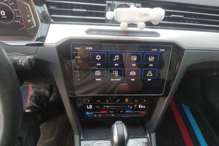 Used Volkswagen Magotan GTE Plug-in Hybrid 2022 GTE Luxury Model Audio And AC Panel